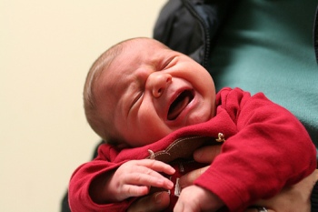 Bain bébé fièvre, après le vaccin, après le biberon : bonne ou mauvaise  idée ? 