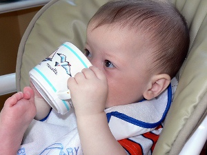 Épaississant de lait pour bébé : bonne ou mauvaise idée ? L'avis d